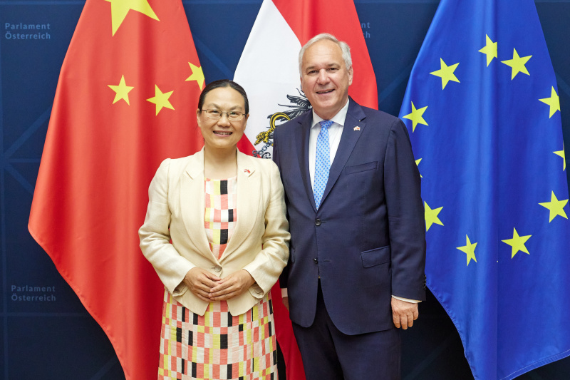Von links: Botschafterin der Volksrepublik China in Österreich Mei Qi, Nationalratspräsident Walter Rosenkranz (FPÖ)