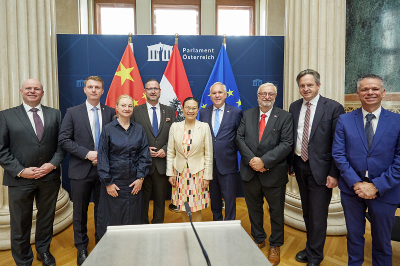 Von links: Nationalratsabgeordneter Markus Hofer (NEOS), Nationalratsabgeordneter Harald Thau (FPÖ), Nationalratsabgeordnete Barbara Kolm (FPÖ), Nationalratsabgeordneter Christian Hafenecker (FPÖ), Botschafterin der Volksrepublik China in Österreich Mei Qi, Nationalratspräsident Walter Rosenkranz (FPÖ), Nationalratsabgeordneter Christoph Matznetter (SPÖ), Nationalratsabgeordneter Johannes Schmuckenschlager (ÖVP), Vorsitzender der Bundesratsfraktion Harald Himmer (ÖVP)