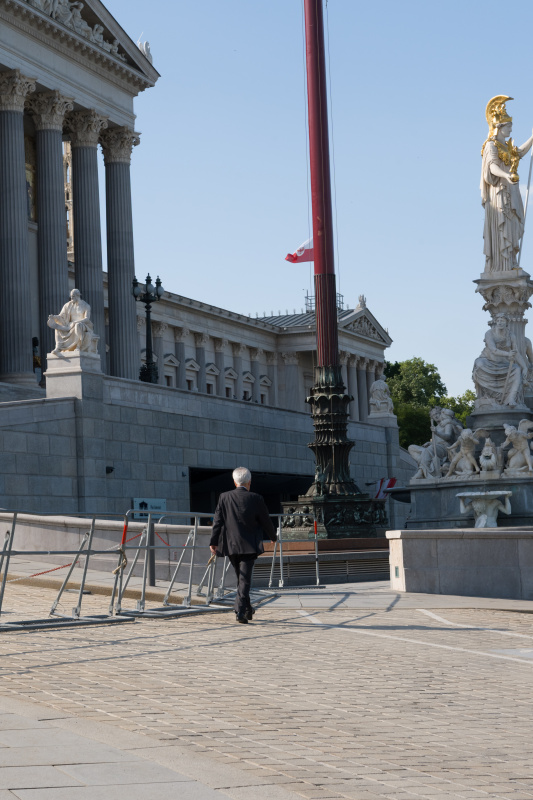 Bundespräsident a.D. und Präsident des Nationalrates a.D. Heinz Fischer auf dem Weg ins Parlament zu seiner Buchpräsentation