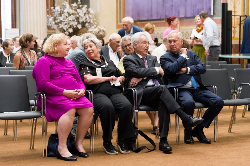 Von links: Sozialministerin Korinna Schumann (SPÖ), Margit Fischer, Bundespräsident a.D. und Präsident des Nationalrates a.D. Heinz Fischer und Nationalratspräsident  Walter Rosenkranz (FPÖ)
