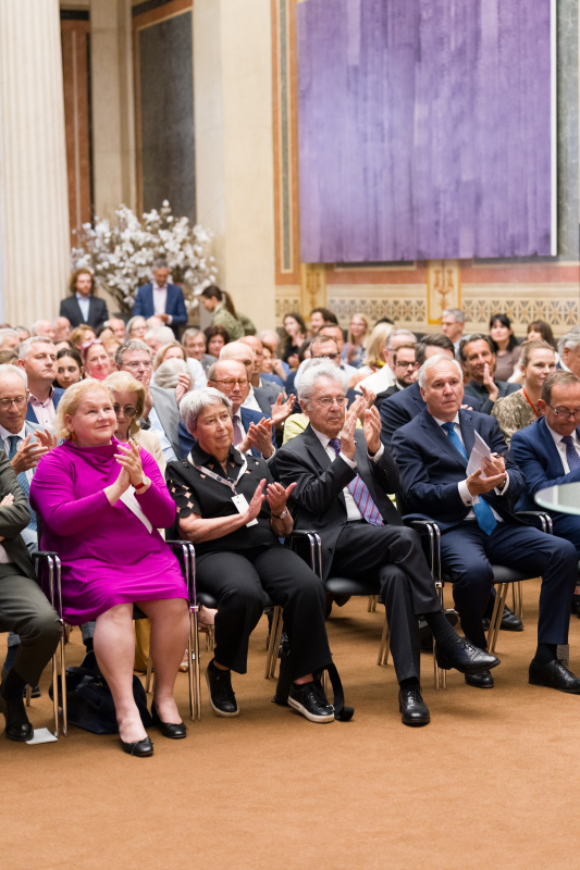Applaus. Von links: Sozialministerin Korinna Schumann (SPÖ), Margit Fischer, Bundespräsident a.D. und Präsident des Nationalrates a.D. Heinz Fischer und Nationalratspräsident  Walter Rosenkranz (FPÖ), Zweiter Nationalratspräsident Peter Haubner (ÖVP)