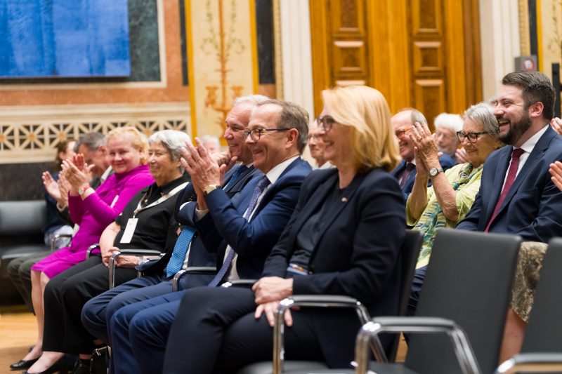 Von links: Sozialministerin Korinna Schumann (SPÖ), Margit Fischer, Nationalratspräsident Walter Rosenkranz (FPÖ), Zweiter Nationalratspräsident Peter Haubner (ÖVP), Dritte Nationalratspräsidentin Doris Bures (SPÖ)