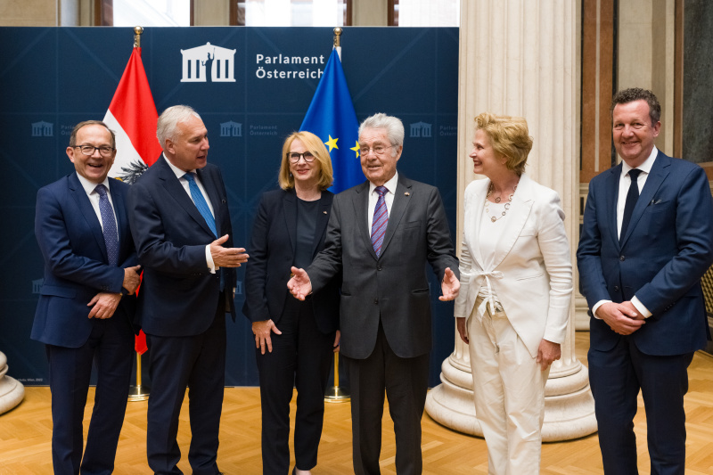Gruppenfoto. Von links: Zweiter Nationalratspräsident Peter Haubner (ÖVP), Nationalratspräsident Walter Rosenkranz (FPÖ), Dritte Nationalratspräsidentin Doris Bures (SPÖ), Bundespräsident a.D. und Präsident des Nationalrates a.D. Heinz Fischer, Parlamentsvizedirektorin a.D. Susanne Janistyn-Novák, Benedikt Föger (Verleger und Geschäftsführer, Czernin Verlags GmbH)