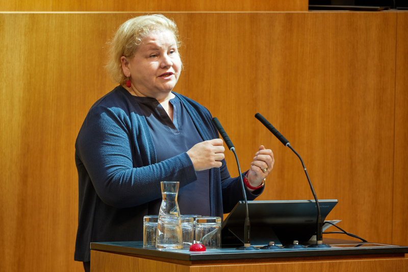 Grußworte. Sozialministerin Korinna Schumann (SPÖ)
