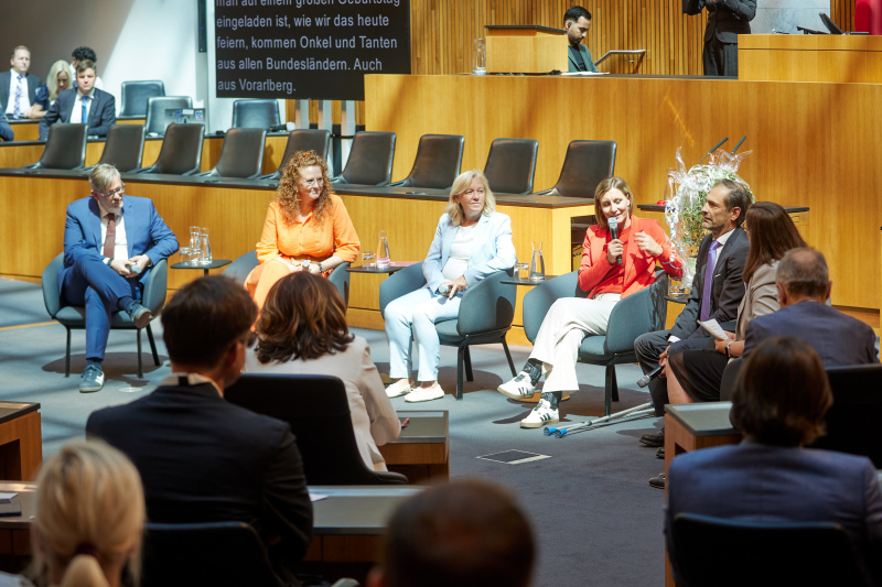Podiumsdiskussion. Von links: Nationalratsabgeordneter Ralph Schallmeiner (GRÜNE), Nationalratsabgeordnete Fiona Fiedler (NEOS), Nationalratsabgeordnete Verena Nussbaum (SPÖ), Nationalratsabgeordnete Heike Eder (ÖVP), Nationalratsabgeordneter Christian Ragger (FPÖ), Heidemarie Egger – Frauen* mit Behinderungen