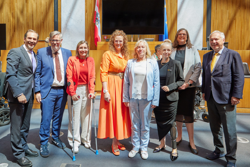 Gruppenfoto. Von links: Nationalratsabgeordneter Christian Ragger (FPÖ), Nationalratsabgeordneter Ralph Schallmeiner (GRÜNE), Nationalratsabgeordnete Heike Eder (ÖVP), Nationalratsabgeordnete Fiona Fiedler (NEOS), Nationalratsabgeordnete Verena Nussbaum (SPÖ), Anwältin für Gleichbehandlungsfragen für Menschen mit Behinderungen Christine Steger, Heidemarie Egger – Frauen* mit Behinderungen, Nationalratspräsident Walter Rosenkranz (FPÖ)