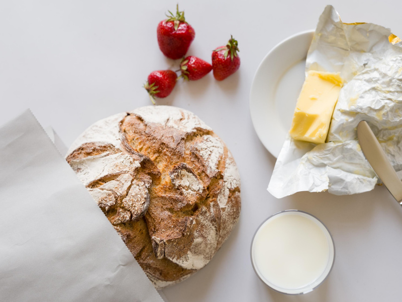 Brot, Butter, Milch, Erdbeeren