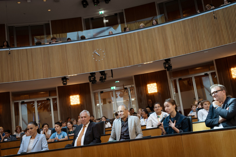 Von links: Nationalratsabgeordnete Lisa Schuch-Gubik (FPÖ), Nationalratspräsident Walter Rosenkranz (FPÖ), Nationalratsabgeordneter Wolfgang Gerstl (ÖVP), Nationalratsabgeordnete Sophie Wotschke (NEOS) bei der Beantwortung der Frage. Nationalratsabgeordneter Markus Koza (GRÜNE)