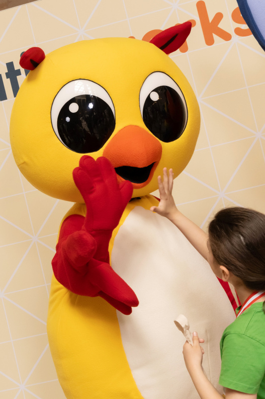 Maskottchen der Demokratiewerkstatt mit Schülerinnen und Schülern am Fotopoint in der Säulenhalle