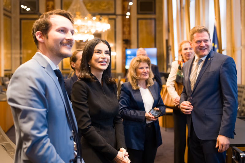 Leiterin der usbekischen Präsidialverwaltung Saida Mirziyoyevak (Zweite von links)