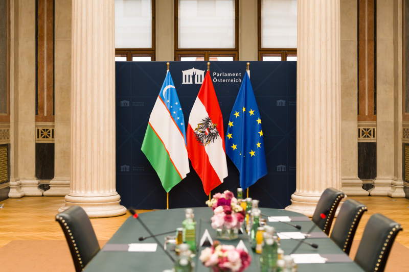 Fahnenfoto. Von links: Usbekistan, Österreich, Europäische Union