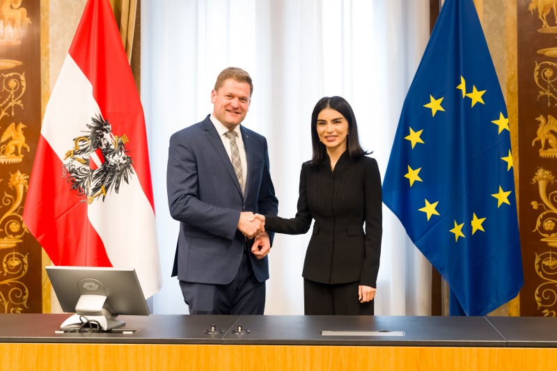 Fahnenfoto. Bundesratspräsident Markus Stotter (ÖVP), Leiterin der usbekischen Präsidialverwaltung Saida Mirziyoyevak