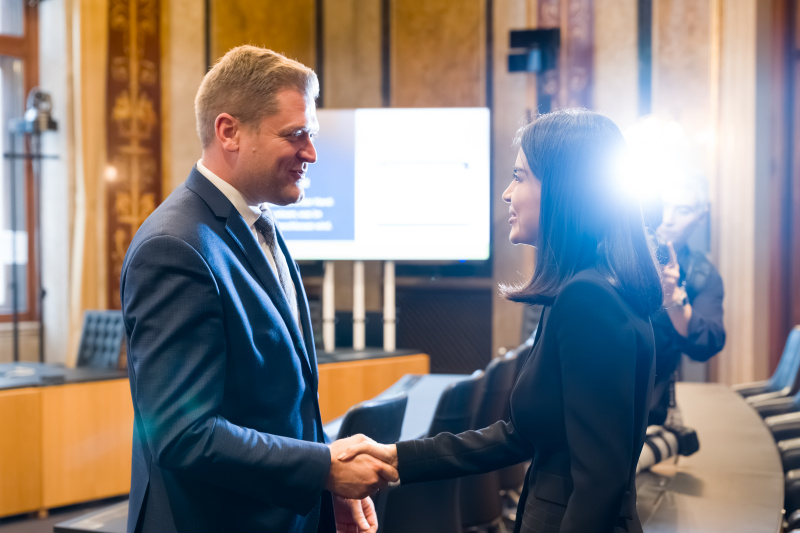 Begrüßung. Bundesratspräsident Markus Stotter (ÖVP), Leiterin der usbekischen Präsidialverwaltung Saida Mirziyoyevak