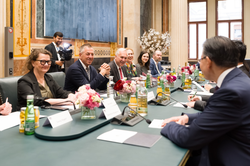Aussprache. Österreichische Delegation unter der Leitung des Nationalratspräsidenten Walter Rosenkranz (FPÖ) (3. von links)