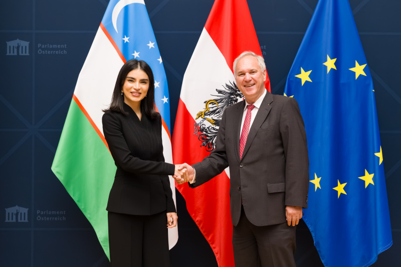 Fahnenfoto. Leiterin der usbekischen Präsidialverwaltung Saida Mirziyoyevak, Nationalratspräsident Walter Rosenkranz (FPÖ)