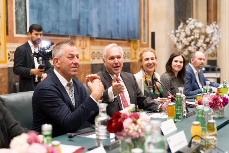 Aussprache. Österreichische Delegation unter der Leitung von Nationalratspräsident Walter Rosenkranz (FPÖ) (2. von links)