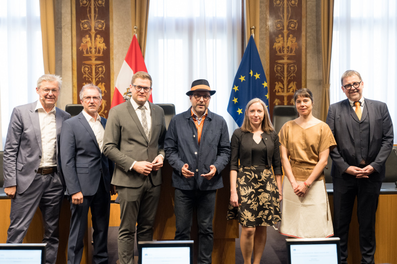 Gruppenfoto. Von links: Franz Zeller (Ressortleiter Wissenschaft und Innovation, ORF), Oskar Januschke (Geschäftsführer Raumprozess+ Public Consulting, Lehrender für Stadt-, Regional- und Standortentwicklung), Max Thinius (Futurologe), Bundesratspräsident Markus Stotter (ÖVP), Max Thinius (Futurologe), Regina Wiedl (Amtsleiterin der Gemeinde Neuhaus), Maria Rost (Bereichsleiterin Digitales, Verband kommunaler Unternehmen), Ernst-Olav Ruhle (Geschäftsführer SBR-net Consulting)