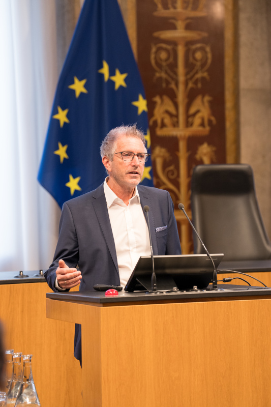 Vortrag: "Digitale Daseinsvorsorge – von der Strategie zur Umsetzung" Oskar Januschke (Geschäftsführer Raumprozess+ Public Consulting, Lehrender für Stadt-, Regional- und Standortentwicklung)