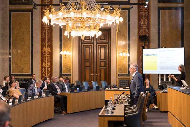Vortrag: "Digitale Daseinsvorsorge – von der Strategie zur Umsetzung" Oskar Januschke (Geschäftsführer Raumprozess+ Public Consulting, Lehrender für Stadt-, Regional- und Standortentwicklung)