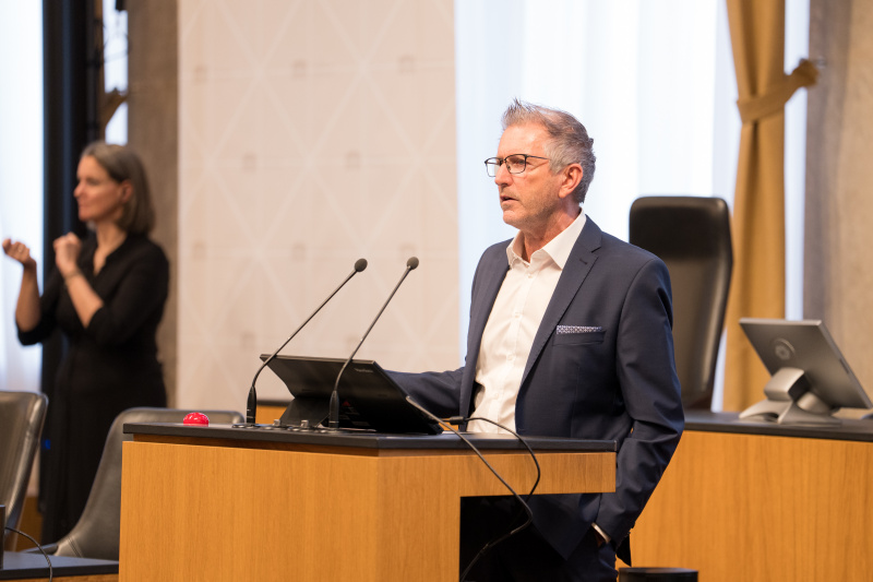 Vortrag: "Digitale Daseinsvorsorge – von der Strategie zur Umsetzung" Oskar Januschke (Geschäftsführer Raumprozess+ Public Consulting, Lehrender für Stadt-, Regional- und Standortentwicklung)