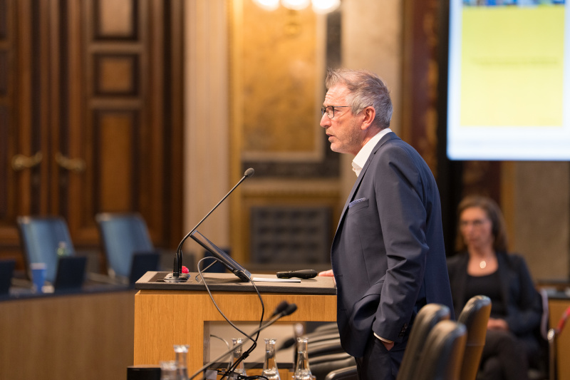 Vortrag: "Digitale Daseinsvorsorge – von der Strategie zur Umsetzung" Oskar Januschke (Geschäftsführer Raumprozess+ Public Consulting, Lehrender für Stadt-, Regional- und Standortentwicklung)