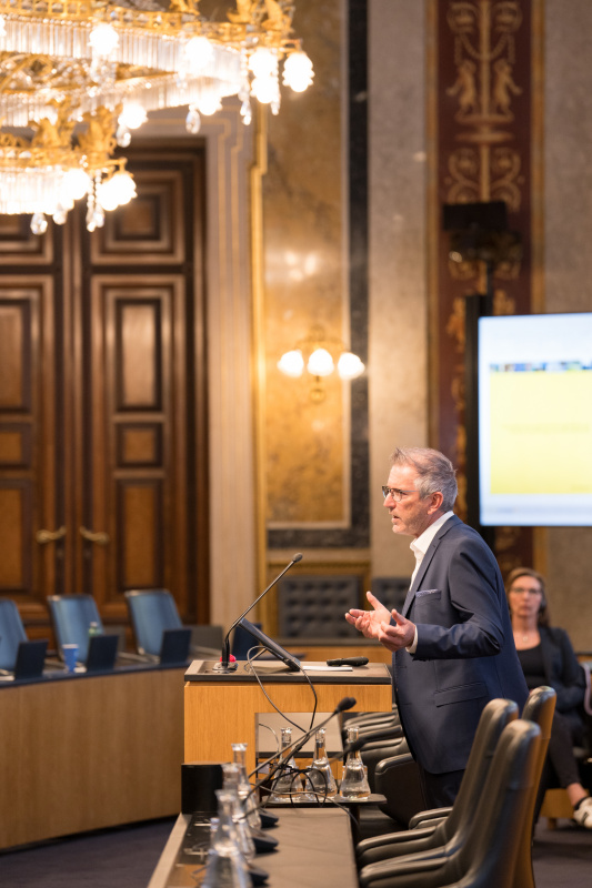 Vortrag: "Digitale Daseinsvorsorge – von der Strategie zur Umsetzung" Oskar Januschke (Geschäftsführer Raumprozess+ Public Consulting, Lehrender für Stadt-, Regional- und Standortentwicklung)