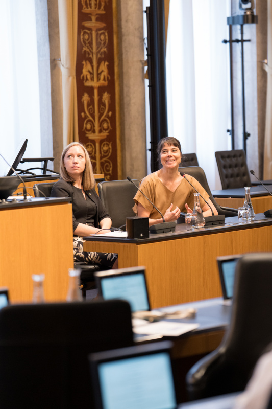 Podium. Am Wort: Maria Rost (Bereichsleiterin Digitales, Verband kommunaler Unternehmen)