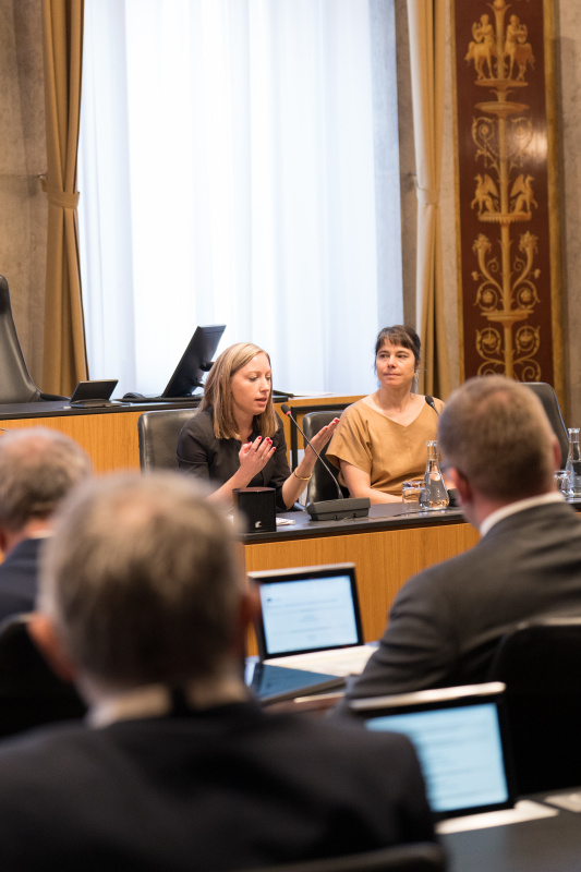 Podium. Am Wort: Regina Wiedl (Amtsleiterin der Gemeinde Neuhaus)