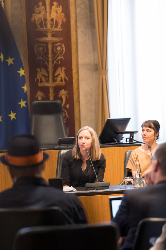 Podium. Am Wort: Regina Wiedl (Amtsleiterin der Gemeinde Neuhaus)