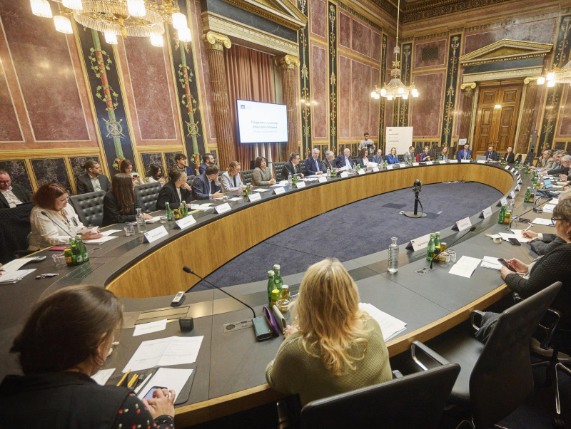 Blick Richtung Veranstaltungsteilnehmerinnen und -teilnehmer