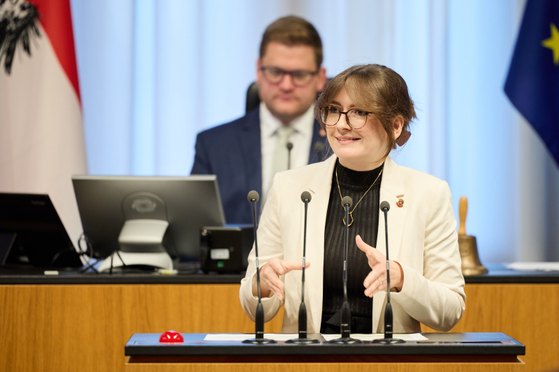 Am Rednerinnenpult Bundesrätin Julia Deutsch (NEOS)