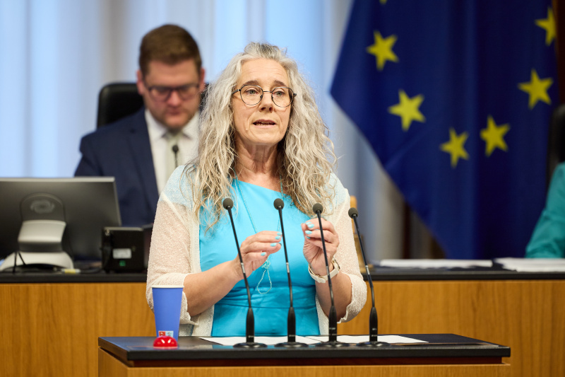Am Rednerinnenpult Bundesrätin Simone Jagl (GRÜNE)