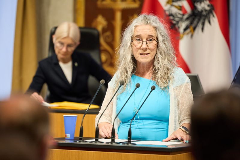 Am Rednerinnenpult Bundesrätin Simone Jagl (GRÜNE)