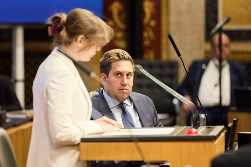 Am Rednerinnenpult Bundesrätin Julia Deutsch (NEOS). Auf der Regierungsbank Staatssekretär Alexander Pröll (ÖVP)