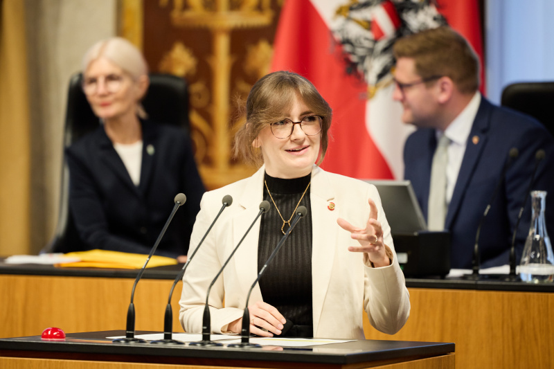 Am Rednerinnenpult Bundesrätin Julia Deutsch (NEOS)