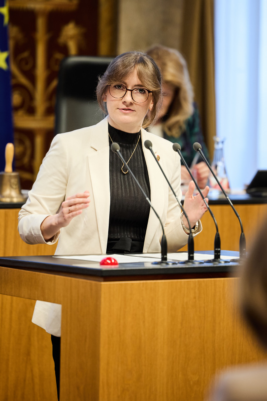 Am Rednerinnenpult Bundesrätin Julia Deutsch (NEOS)