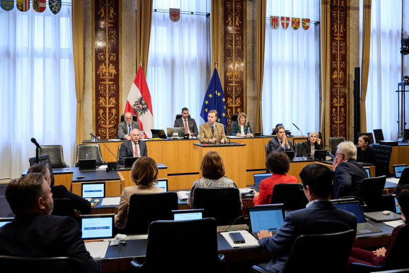 Blick Richtung Plenum. Am Rednerpult Bundesrat Nikolaus Amhof (FPÖ). Am Präsidium Bundesratsvizepräsident Daniel Schmid (SPÖ). Auf der Regierungsbank von links: Innenminister Gerhard Karner (ÖVP), Staatssekretär Alexander Pröll (ÖVP), Justizministerin Anna Sporrer (SPÖ)