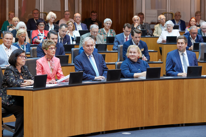 Von links: Präsidentin des Österreichischen Seniorenrates Birgit Gerstorfer, Präsidentin des Österreichischen Seniorenrates Ingrid Korosec, Nationalratspräsident Walter Rosenkranz (FPÖ), Sozialministerin Korinna Schumann (SPÖ), Staatssekretär Alexander Pröll (ÖVP)