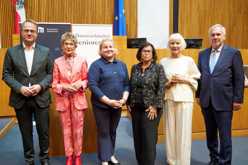Von links: Vorstand des Instituts für Medizinische Genetik an der Medizinischen Universität Wien Markus Hengstschläger, Präsidentin des Österreichischen Seniorenrates Ingrid Korosec, Sozialministerin Korinna Schumann (SPÖ), Präsidentin des Österreichischen Seniorenrates Birgit Gerstorfer, Heilwig Pfanzelter, Nationalratspräsident Walter Rosenkranz (FPÖ)