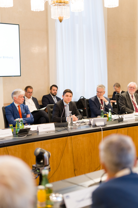 Statement aus dem Bildungsministerium. Am Wort Alexander Huber, Generalsekretär im Bundesministerium für Bildung
