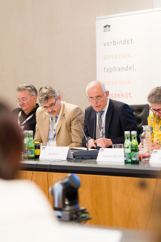 Statements der Vorsitzenden im Volksgruppenbeirat. Am Wort Karl Hanzl, Volksgruppenbeirat Tschechinnen und Tschechen