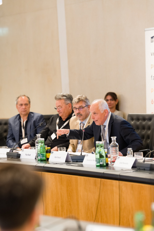 Statements der Vorsitzenden im Volksgruppenbeirat. Am Wort Karl Hanzl, Volksgruppenbeirat Tschechinnen und Tschechen