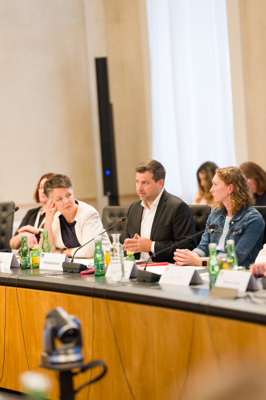 Statements der Bereichssprecherinnen und Bereichssprecher  für Volksgruppen der Parlamentsfraktionen. Am Wort Nationalratsabgeordneter Michael Bernhard (NEOS)