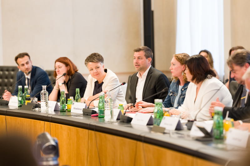 Statements der Bereichssprecherinnen und Bereichssprecher  für Volksgruppen der Parlamentsfraktionen. Am Wort Nationalratsabgeordneter Michael Bernhard (NEOS)