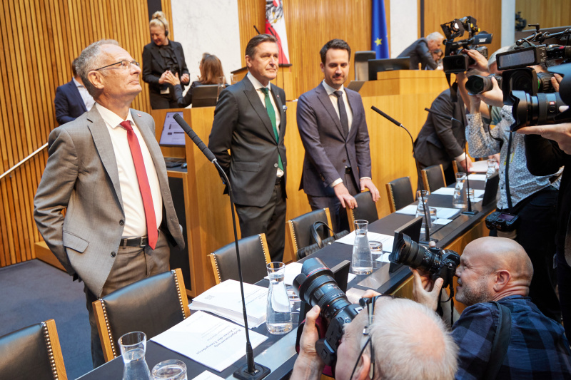 Von links: Finanzminister Markus Marterbauer (SPÖ), Infrastrukturminister Peter Hanke (SPÖ), Bildungsminister Christoph Wiederkehr (NEOS)