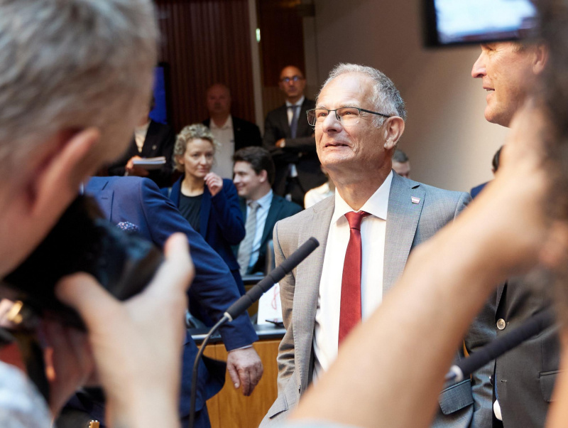 Finanzminister Markus Marterbauer (SPÖ) und Medienvertreter