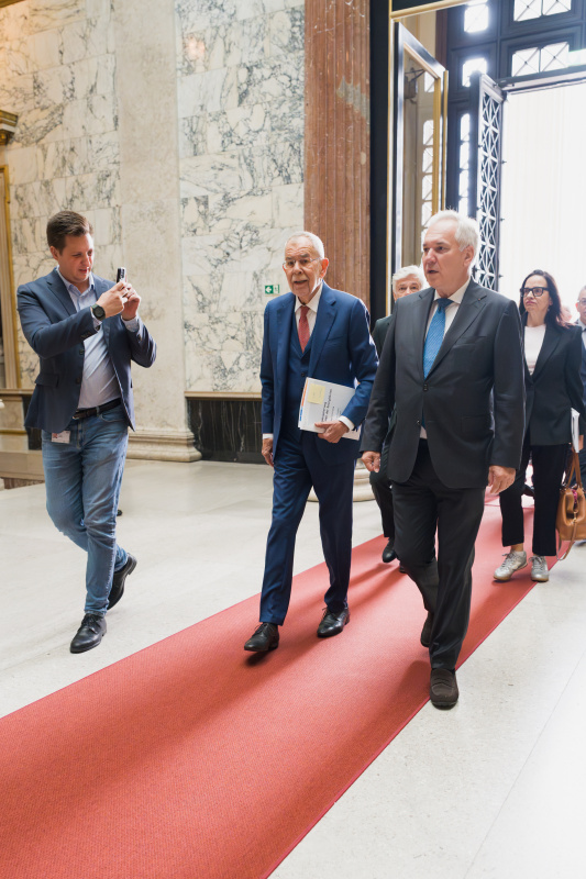 Einholung. Von links: Bundespräsident Alexander Van der Bellen, Nationalratspräsident Walter Rosenkranz (FPÖ)