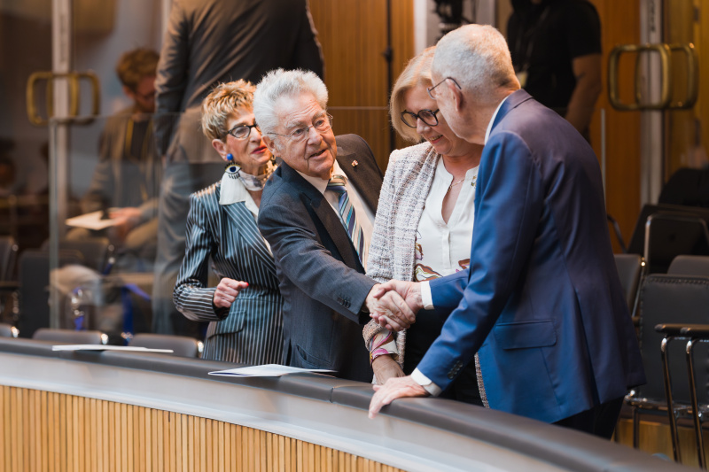 Besuch anlässlich der Budgetrede. Von links: Seniorenbundpräsidentin Ingrid Korosec, Bundespräsident a. D. Heinz Fischer, Rechnungshofpräsidentin Margit Kraker, Bundespräsident Alexander Van der Bellen