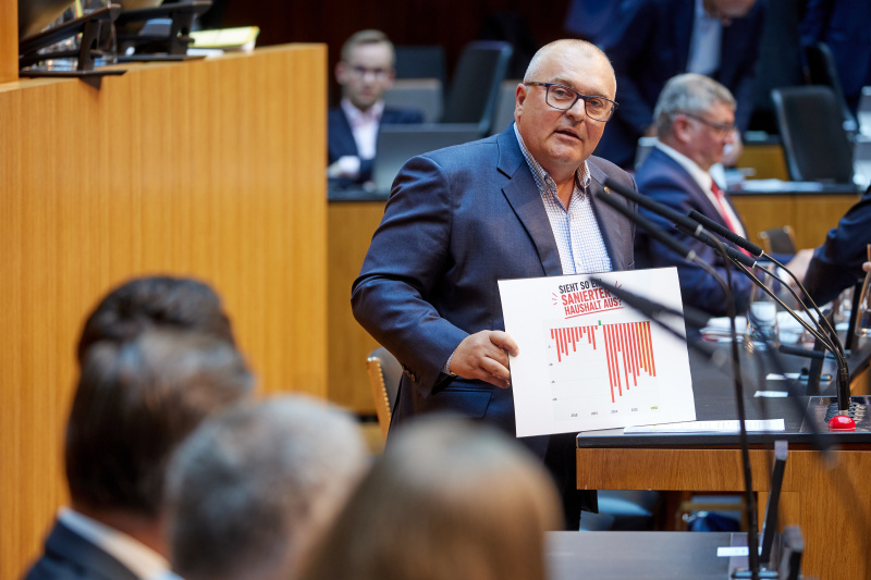 Am Rednerpult: Nationalratsabgeordneter Arnold Schiefer (FPÖ)