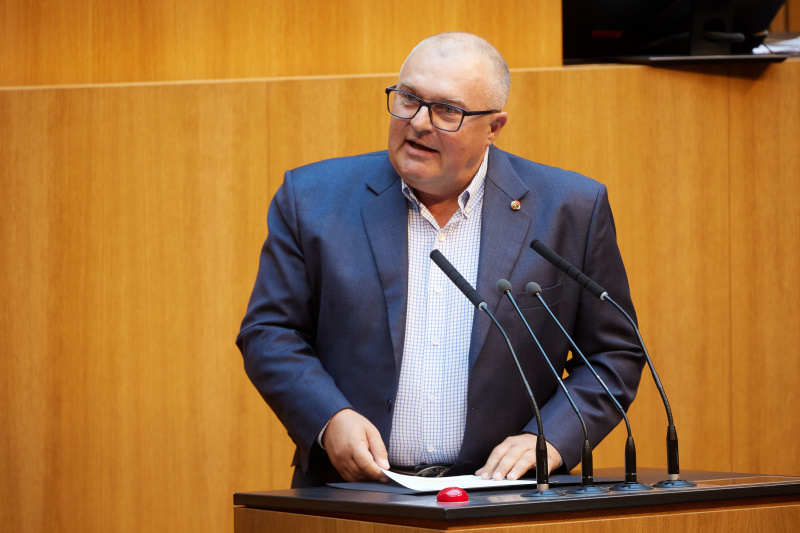 Am Rednerpult: Nationalratsabgeordneter Arnold Schiefer (FPÖ)
